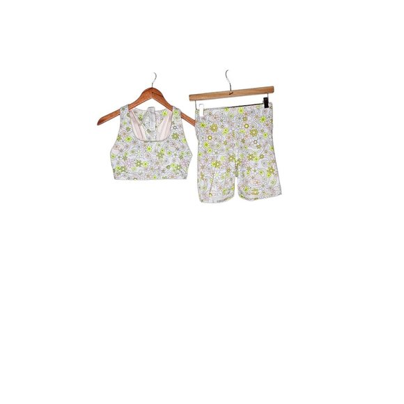 Fabletics Retro Floral Daisy Boost PowerHold High Waisted 6'' Short & Sports Bra - Picture 5 of 16